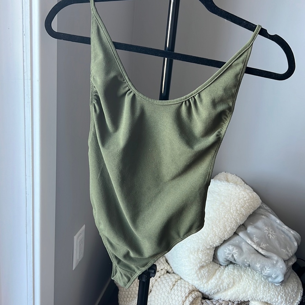 White Fox Boutique Olive Green Scoop Neck Bodysuit 🪴